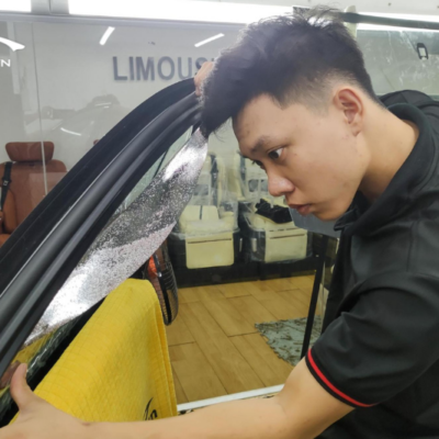 Quy trình dán phim cách nhiệt được thực hiện bởi kỹ thuật giàu kình nghiệm