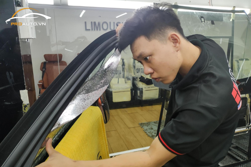Quy trình dán phim cách nhiệt được thực hiện bởi kỹ thuật giàu kình nghiệm