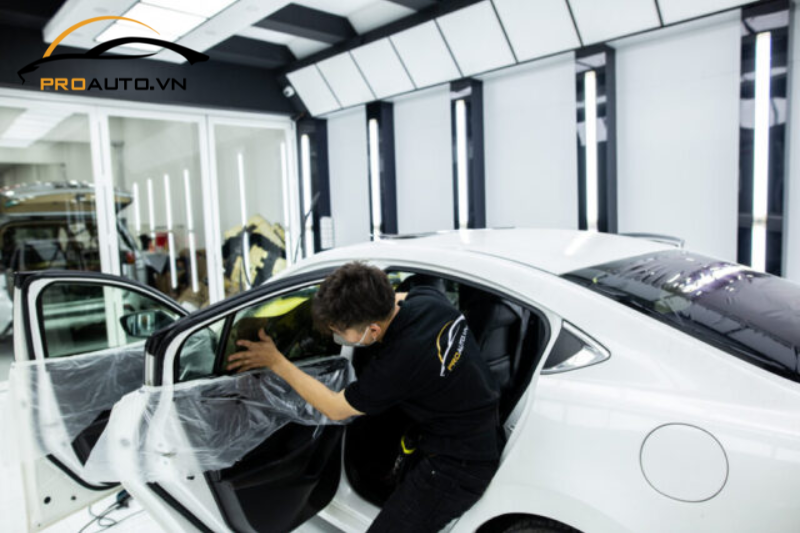 Quy trình dán phim cách nhiệt được thực hiện vô cùng cẩn thận