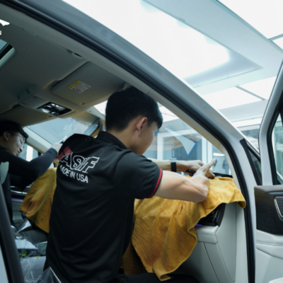 Quy trình dán phim cách nhiệt tại PROAUTO.VN được thực hiện cẩn thận