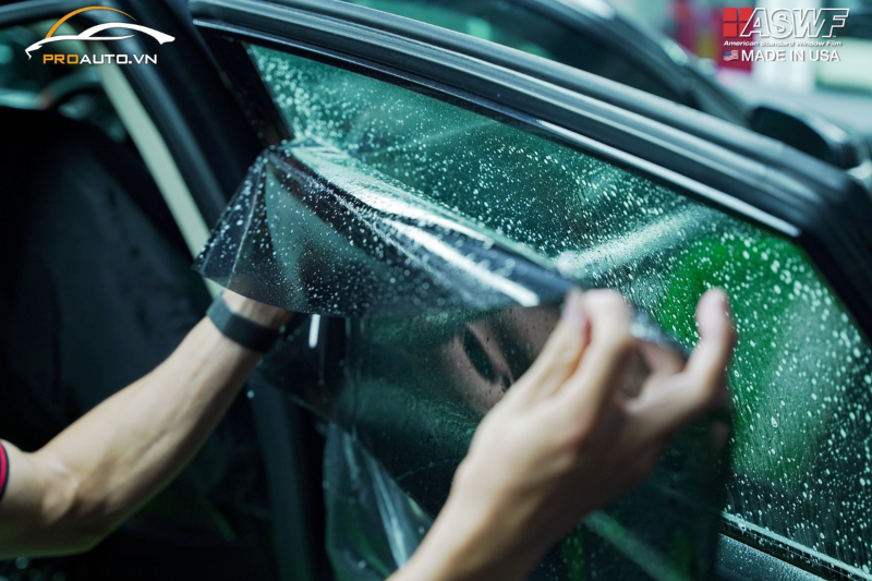 Quy trình dán phim cách nhiệt tại PROAUTO.VN được thực hiện một cách tỉ mỉ