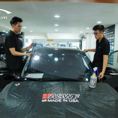 Quy trình dán phim cách nhiệt tại PROAUTO.VN được thực hiện tỉ mỉ