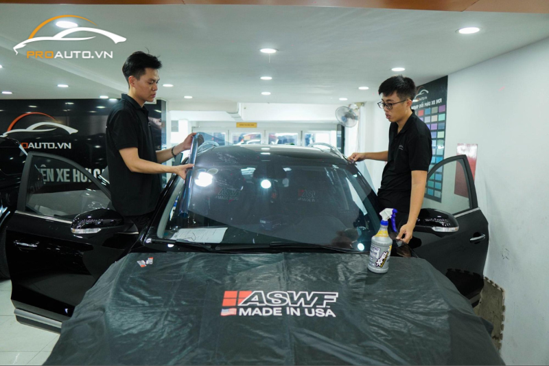 Quy trình dán phim cách nhiệt tại PROAUTO.VN được thực hiện tỉ mỉ