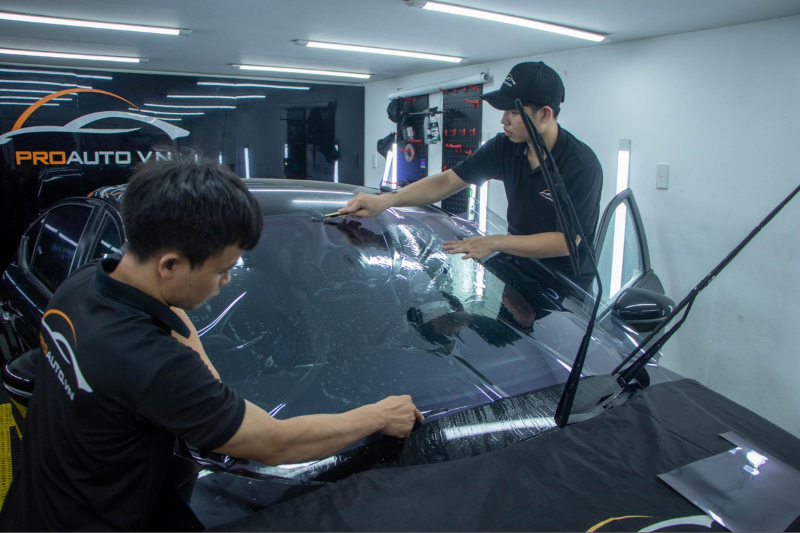 Quy trình dán phim cách nhiệt tại showroom PROAUTO.VN