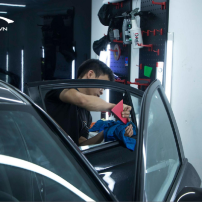Quy trình dán phim cách nhiệt xe BMW Series 3 được thực hiện tỉ mỉ