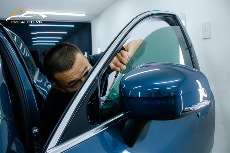 Quy trình dán phim cách nhiệt xe Chevrolet Trax được thi công tỉ mỉ