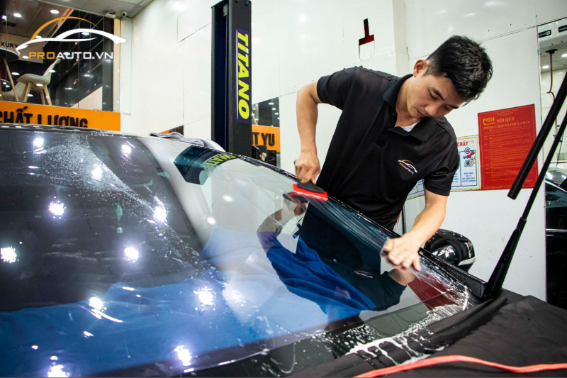 Quy trình dán phim cách nhiệt xe Hyundai Sonata được thi công cẩn thận