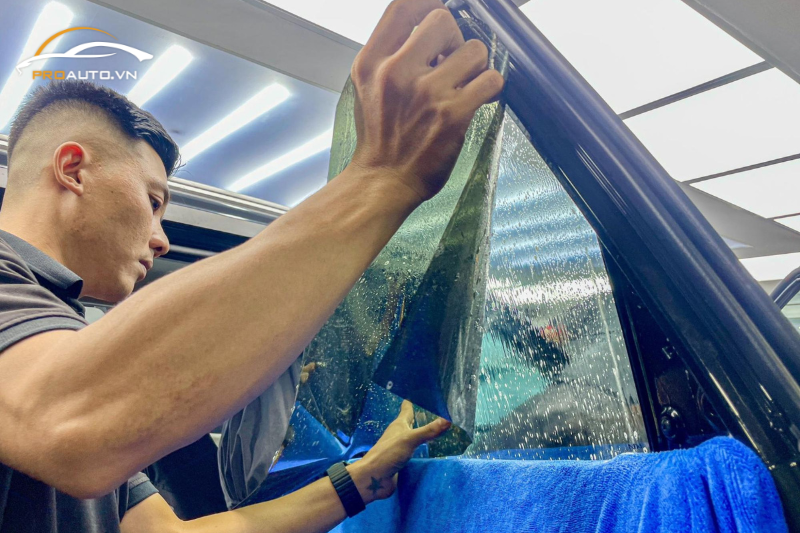 Quy trình dán phim cách nhiệt xe Suzuki Ertiga tại PROAUTO.VN