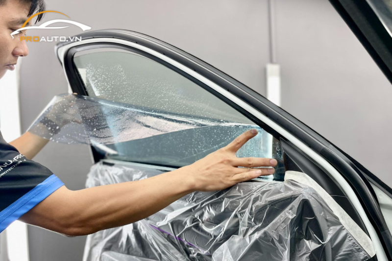Quy trình dán phim cách nhiệt xe Suzuki Swift tại PROAUTO.VN
