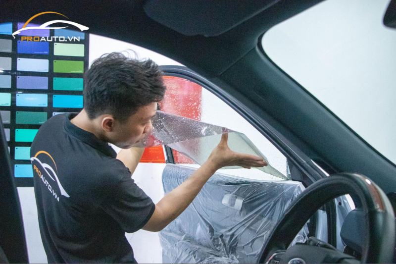 Quy trình dán phim cách nhiệt xe Toyota Yaris tại PROAUTO.VN