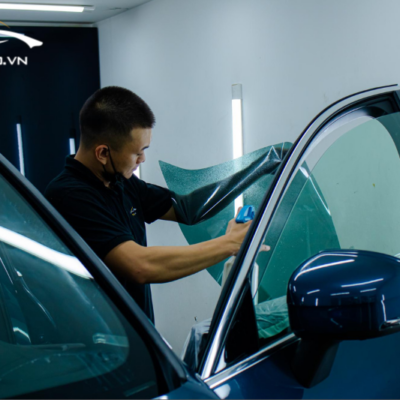 Quy trình dán phim được thực hiện bởi kỹ thuật viên giàu kinh nghiệm