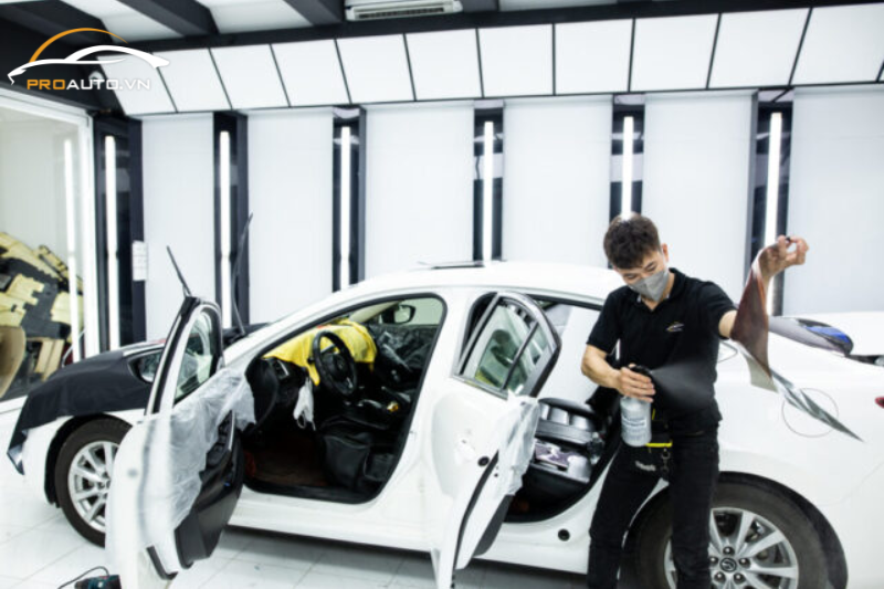 Quy trình dán phim sẽ được kỹ thuật viên thi công cẩn thận