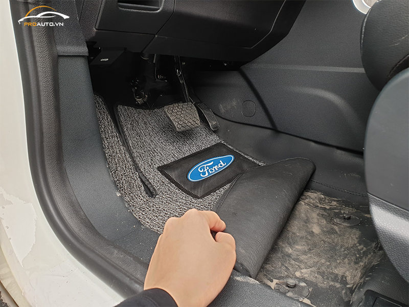 Sàn xe ô tô bị bẩn do bị giẫm bởi giày dép