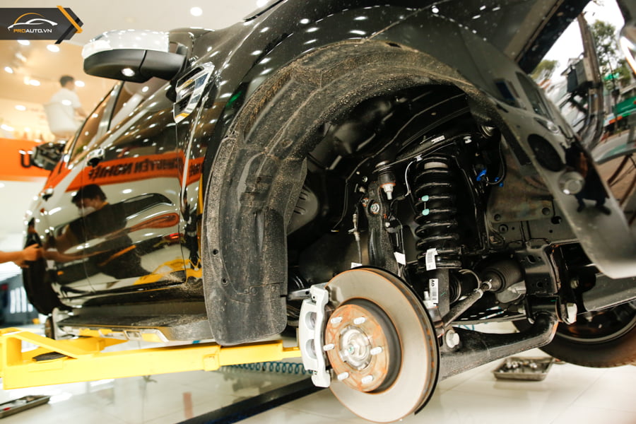 Hốc bánh xe Ford Everest trước khi xịt phủ