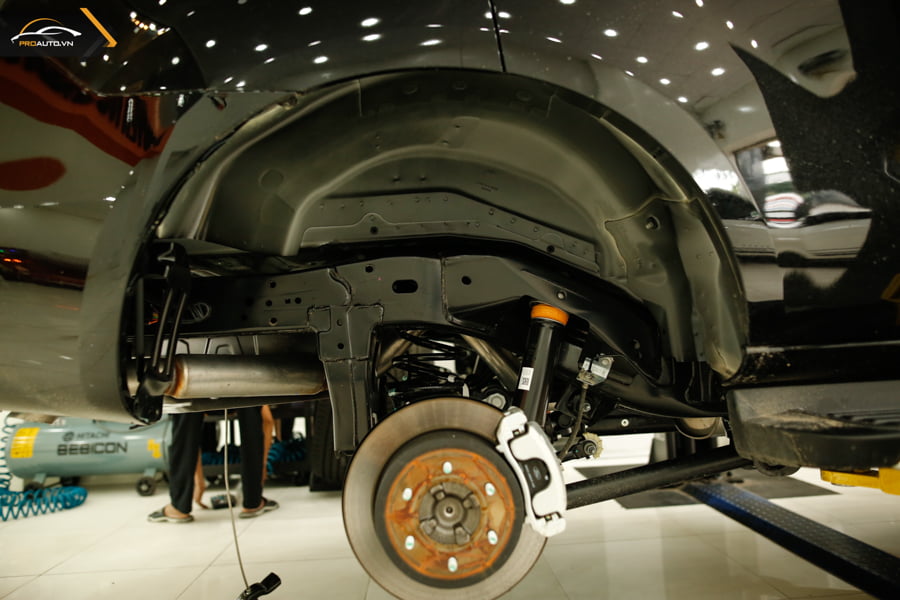 Hốc bánh xe Ford Everest sau khi xịt phủ