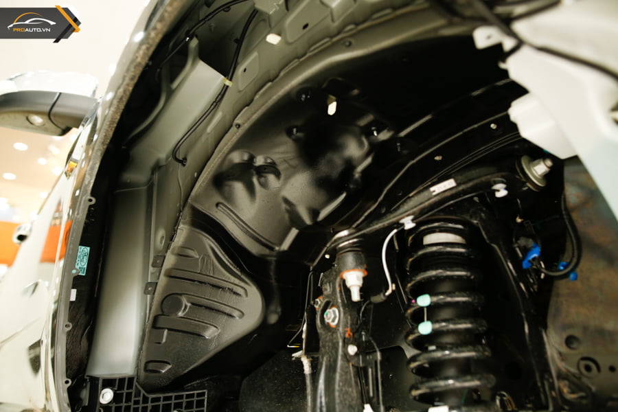 Hốc bánh xe Ford Everest sau khi xịt phủ