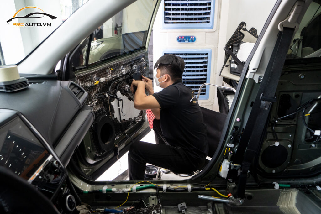 Cách âm chống ồn xe Subaru Outback vị trí cửa