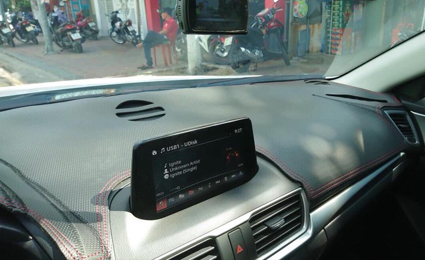 Thảm taplo vân da carbon