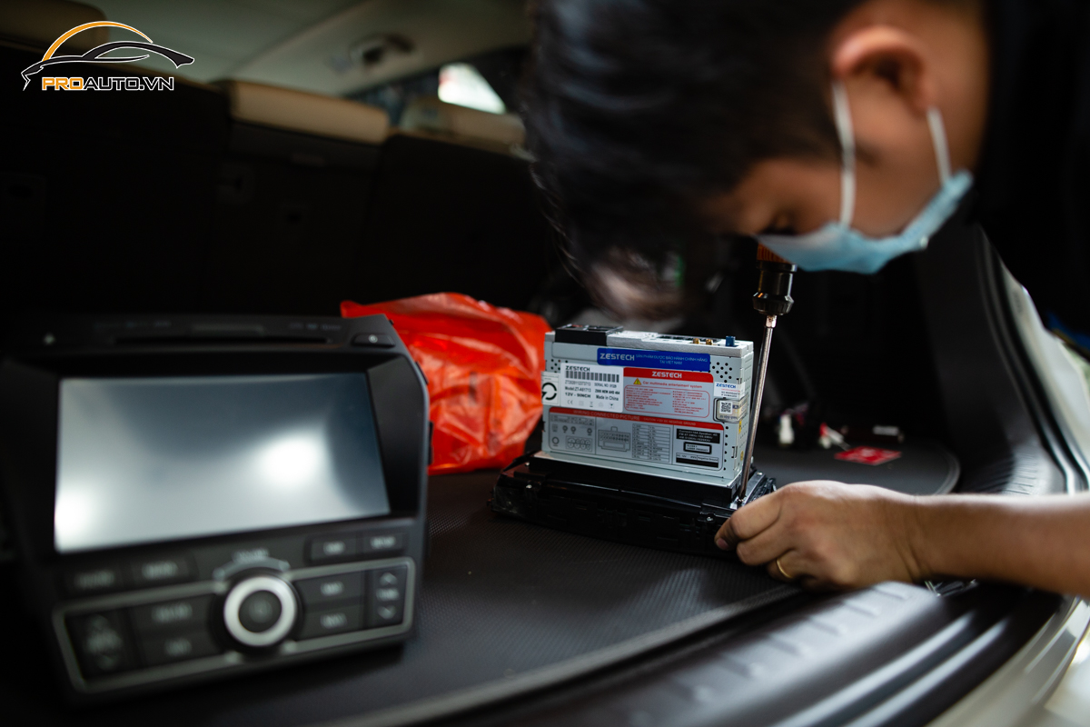 Thi công lắp màn hình android ô tô giá rẻ - chất lượng