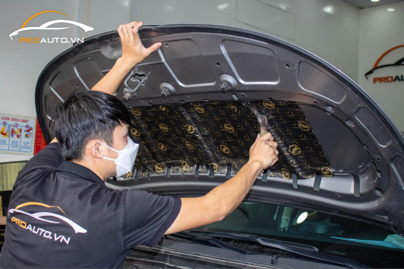 Thi công dán cách âm chống ồn cho nắp capo xe hơi