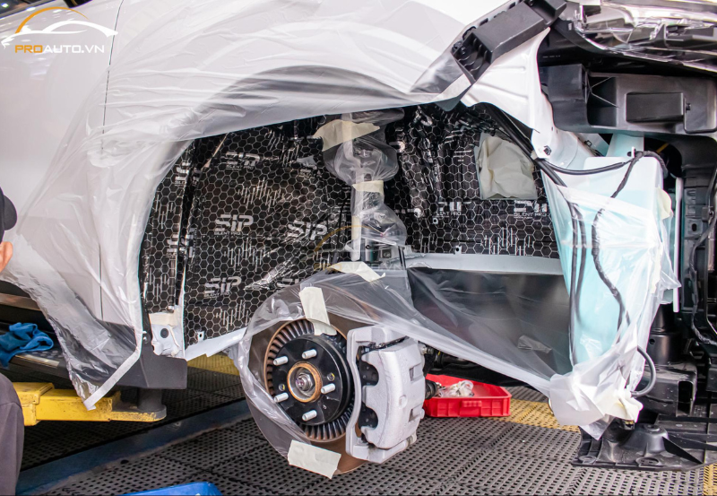 Thi công dán cách âm chống ồn cho xe Volkswagen Viloran