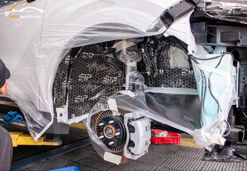 Thi công dán chống ồn ô tô