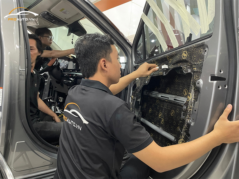 Thi công dán cách âm StP vị trí cửa xe chuyên nghiệp tại PROAUTO.VN