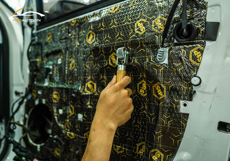 Thi công dán chống ồn cánh cửa xe ô tô uy tín tại PROAUTO.VN