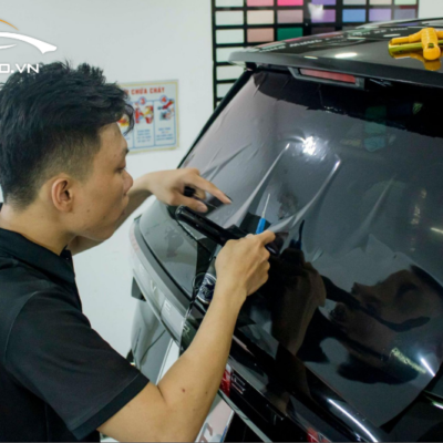 Thi công dán kính lưng cho chiếc xe hơi 