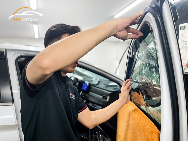 Thi công dán phim cách nhiệt chính hãng tại PROAUTO.VN
