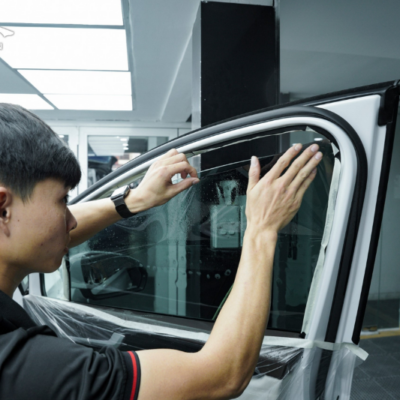 Thi công dán phim cách nhiệt cho cửa kính ô tô