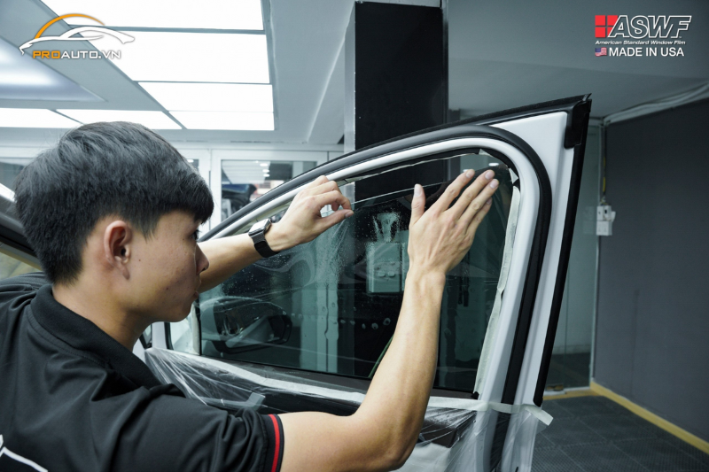 Thi công dán phim cách nhiệt cho cửa kính ô tô