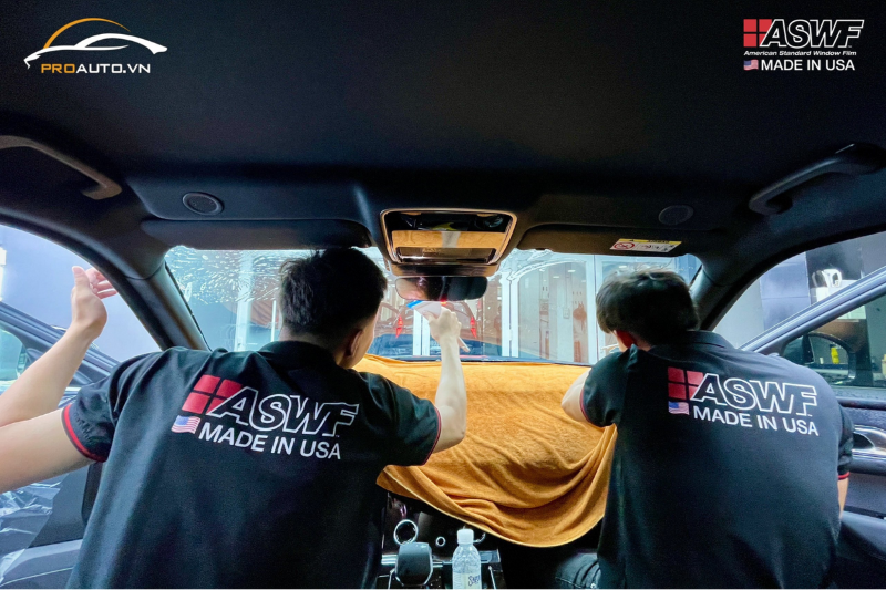 Thi công dán phim cách nhiệt cho kính lái ô tô