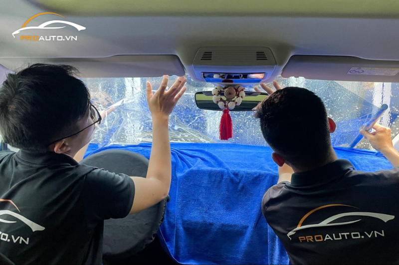 Thi công dán phim cách nhiệt cho kính lái ô tô
