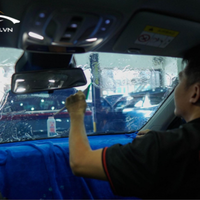 Thi công dán phim cách nhiệt cho kính lái ô tô