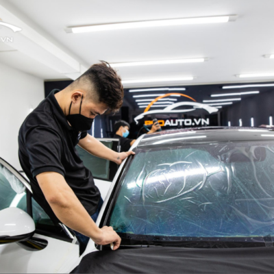 Thi công dán phim cách nhiệt cho kính lái xe hơi