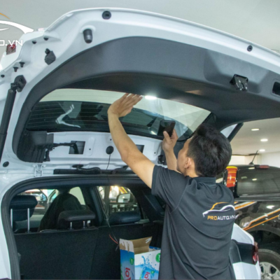 Thi công dán phim cách nhiệt cho kính lưng ô tô