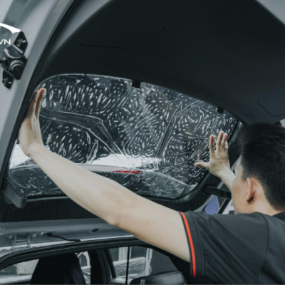 Thi công dán phim cách nhiệt cho kính lưng ô tô