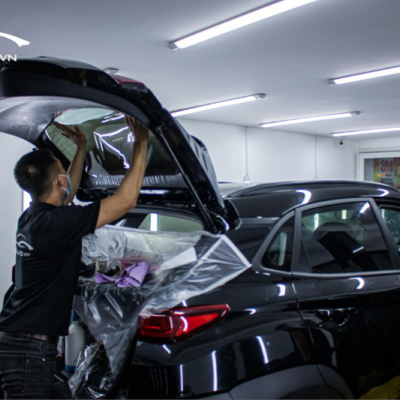 Thi công dán phim cách nhiệt cho kính lưng ô tô