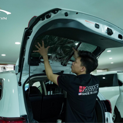 Thi công dán phim cách nhiệt cho kính lưng xe hơi 