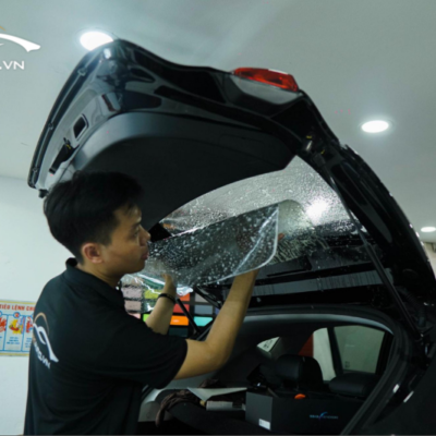 Thi công dán phim cách nhiệt cho kính lưng xe hơi