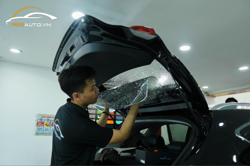 Thi công dán phim cách nhiệt cho kính lưng xe hơi