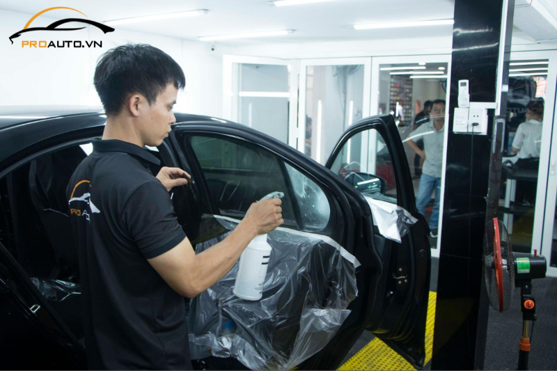 Thi công dán phim cách nhiệt cho kính sườn ô tô 