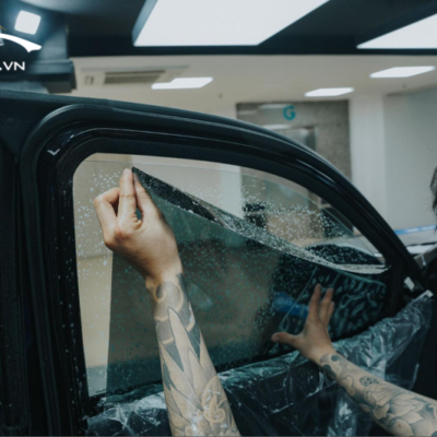 Thi công dán phim cách nhiệt cho kính tài phụ của xe hơi