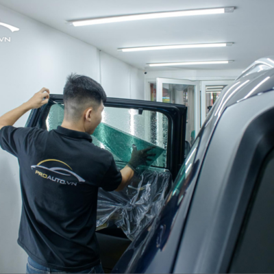 Thi công dán phim cách nhiệt cho kính tài xe hơi