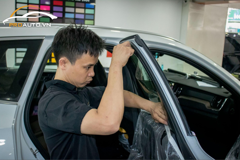 Thi công dán phim cách nhiệt cho kính xe hơi