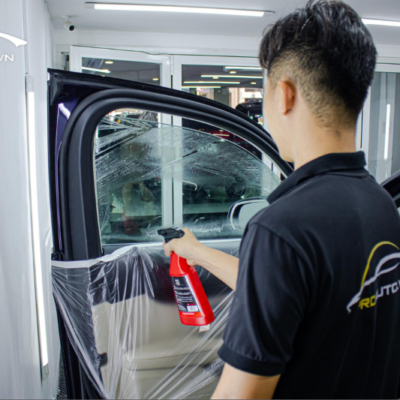 Thi công dán phim cách nhiệt cho kính xe ô tô