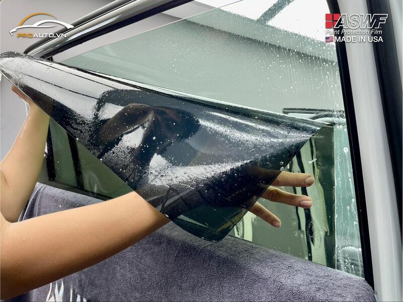 Thi công dán phim cách nhiệt cho kính xe