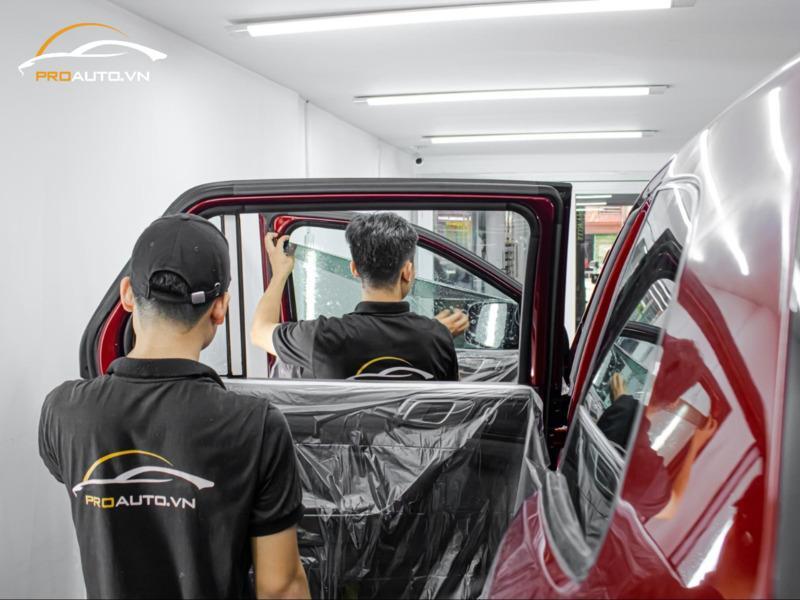 Thi công dán phim cách nhiệt cho xe Hyundai Custin 2024
