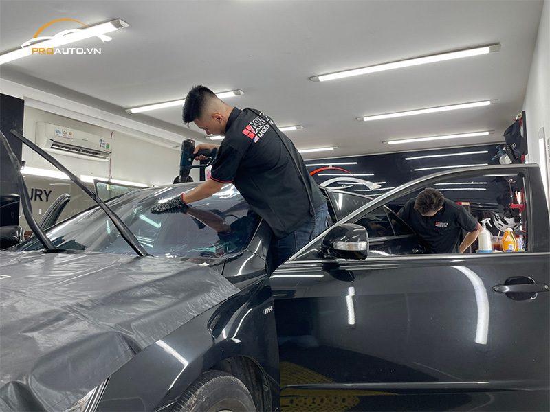 Thi công dán phim cách nhiệt chuyên nghiệp tại PROAUTO.VN
